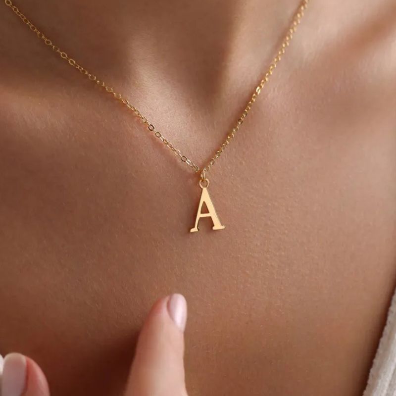 Collier Initiale Doré Style Intemporel Ava, disponible aussi en argent
